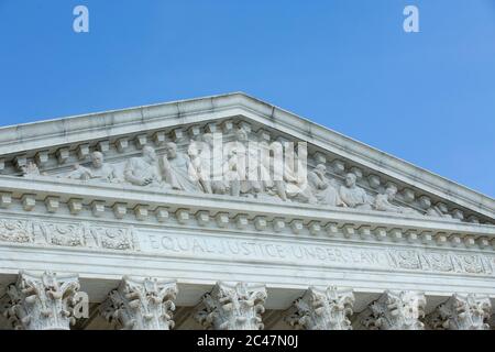 Washington, DC, USA. Juni 2020. Der Oberste Gerichtshof steht am Mittwoch, den 24. Juni 2020 in Washington, DC, USA. Quelle: Stefani Reynolds/CNP Quelle: dpa/Alamy Live News Stockfoto