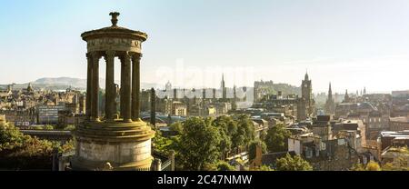 Panorama-Luftaufnahme von Edinburgh Castle von Calton Hill in einem schönen Sommerabend, Schottland, Großbritannien Stockfoto