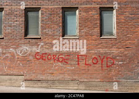 George Floyd Spray mit Rot auf einer alten Ziegelwand in Munkkisaari Bezirk von Helsinki, Finnland gemalt Stockfoto