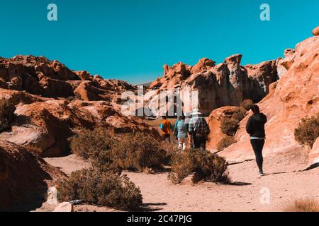 Bild von Kletterern neben den Felsen und Klippen Tagsüber Stockfoto