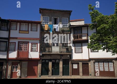 Portugal, Region Minho, Guimaraes. Fassade im historischen Zentrum. UNESCO-Weltkulturerbe. Stockfoto