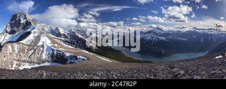 Weite Panorama-Springtime-Landschaft mit Spray Lakes und schneebedeckten Bergspitzen, Alberta Kananaskis Country vom Windtower Summit, Canadian Rockies Stockfoto