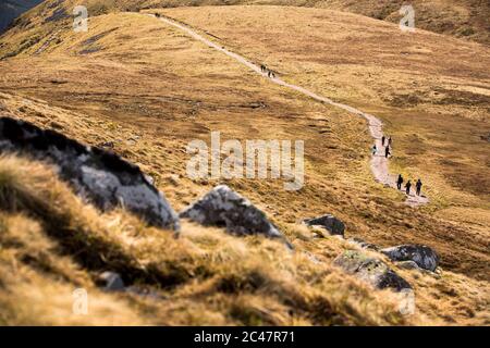 Menschen wandern auf dem herrlichen Ben Nevis Stockfoto