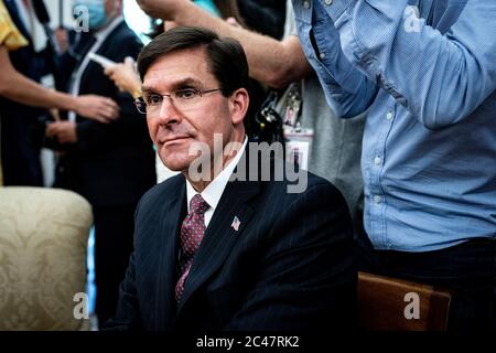 US-Verteidigungsminister Dr. Mark T. Esper blickt auf ein bilaterales Treffen zwischen US-Präsident Donald J. Trump und dem polnischen Präsidenten Andrzej Duda am 24. Juni 2020 im Oval Office des Weißen Hauses in Washington, DC.Quelle: Erin Schaff/Pool via CNP (Nutzung weltweit) Stockfoto