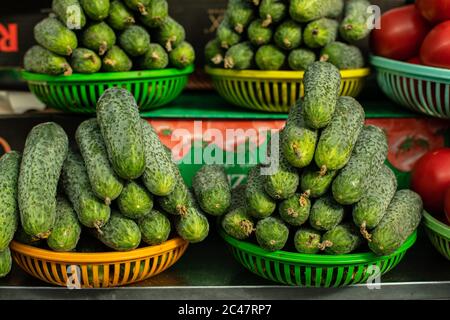 Grüne Gurken auf dem Markt in Körben zum Verkauf Stockfoto