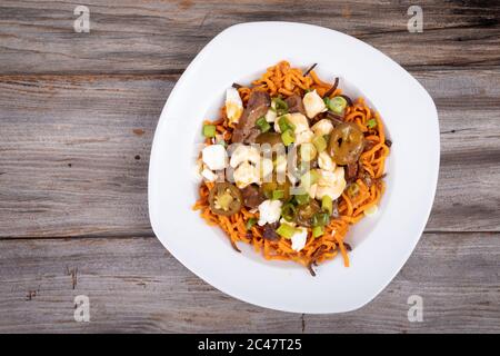 Süßkartoffel Jalapeno und Rindfleisch Steak poutine kanadische Gericht mit grünem Oignon gekrönt Stockfoto