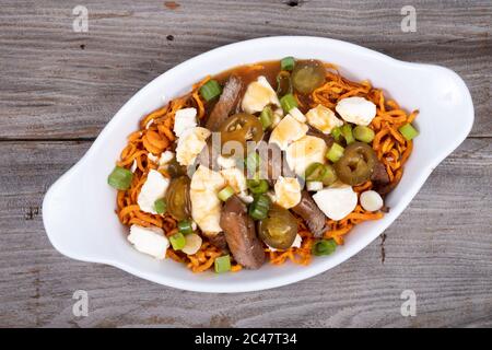 Süßkartoffel Jalapeno und Rindfleisch Steak poutine kanadische Gericht mit grünem Oignon gekrönt Stockfoto