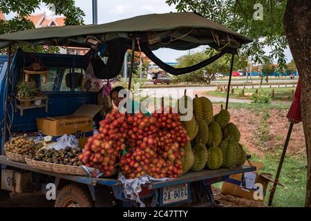 Typische Straßenverkäufer von köstlichen frischen Früchten. Siem Reap, Kambodscha. Stockfoto