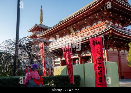 Sensō-ji Tempel - das Hazomon die fünf Geschichten Pagode und die Mutter und die Kinder (oder Bo-shi Jizo Statue). Stockfoto