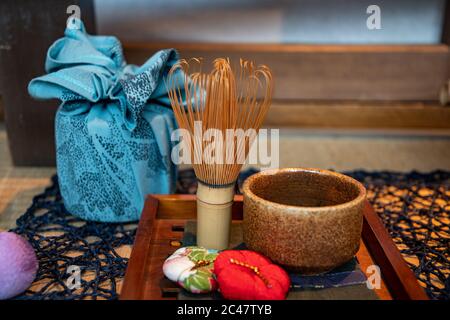 Nahaufnahme von Werkzeugen/Set-Tisch für die Zubereitung von Matcha-Grüntee. Tokio, Japan. Stockfoto