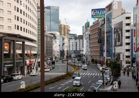 Neben der U-Bahnstation Akasaka Mitsuke, Blick auf die Straßen mit wenig Verkehr, Gebäuden und Menschen, die vorbeikommen. Stockfoto