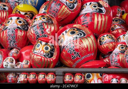 Nahaufnahme von Daruma Puppen (ein glücklicher japanischer Talisman) im Reifudo des Shōrinzan Daruma-ji Tempels.EIN buddhistischer Tempel der Obaku Zen Schule. Gunma Stockfoto