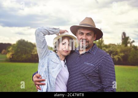 Foto-Portrait eines glücklichen mittleren Alters Paar in der Natur, Liebeskonzept Stockfoto