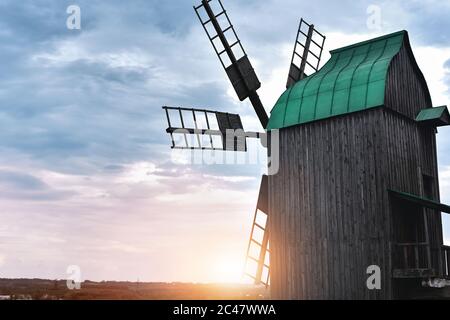 Alte Windmühle allein in das Feld mit dem blauen Himmel im Hintergrund mit Copyspace Stockfoto