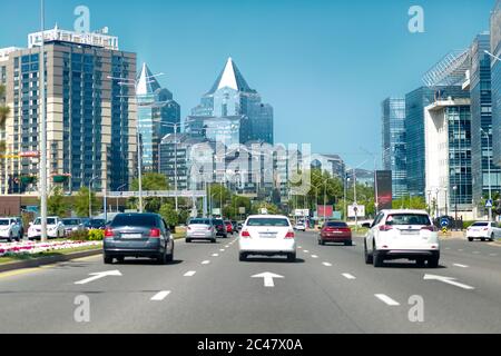 Almaty, Kasachstan - 13. Juni 2020: Nurly Tau, Gebäudekomplex entlang der Al-Farabi Avenue in Almaty Stockfoto