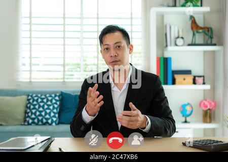 Selbstbewusster CEO, der die Kamera betrachtet und über Unternehmensstrategie und Geschäftsplan spricht, erklärt den Unternehmenserfolg. Junge Unternehmer schießen für Online Stockfoto