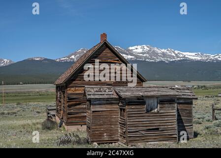 Verlassene Scheune im Arkansas Headwaters Gebiet in der Nähe von Leadville, Colorado, neben Colorado 24 Stockfoto