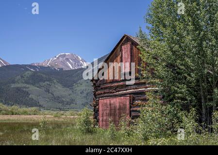 Verlassene Holzscheune in Twin Lakes, Colorado, in der Nähe der Hauptstraße Stockfoto