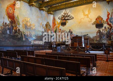 Der schöne Wandmalraum zeigt die frühe Geschichte von Santa Barbra im Santa Barbara County Courthouse in Santa Barbara, CA, USA Stockfoto