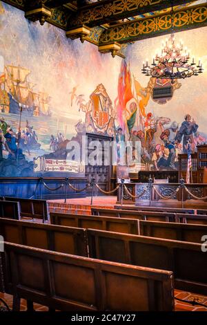 Der schöne Wandmalraum zeigt die frühe Geschichte von Santa Barbra im Santa Barbara County Courthouse in Santa Barbara, CA, USA Stockfoto