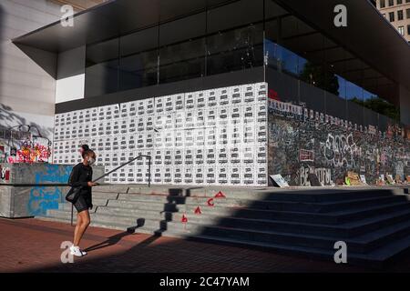 Am Dienstag, den 23. Juni 2020, sind auf dem Sperrholz im geschlossenen Apple Pioneer Place Store in der Innenstadt von Portland BLM-Poster und Graffiti zu sehen. Stockfoto