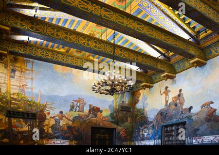 Der schöne Wandmalraum zeigt die frühe Geschichte von Santa Barbra im Santa Barbara County Courthouse in Santa Barbara, CA, USA Stockfoto