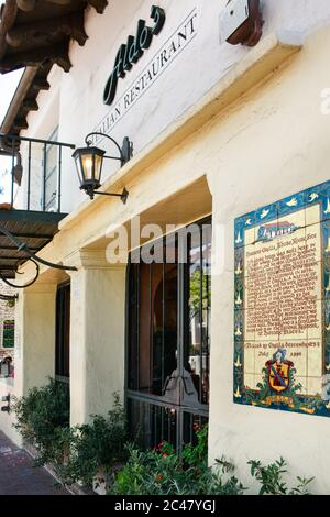 Ein informativer und farbenfroher Wandmarker für die Stätte eines historischen adobe-Hauses, jetzt der Anblick des Aldos Restaurants in der Innenstadt von Santa Barbara, CA, USA Stockfoto