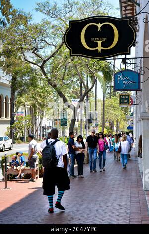 Touristen, Wochenendurlauber und Einheimische schlendern auf der State Street durch die vielen Geschäfte und Restaurants in der Innenstadt von Santa Barbara, CA Stockfoto