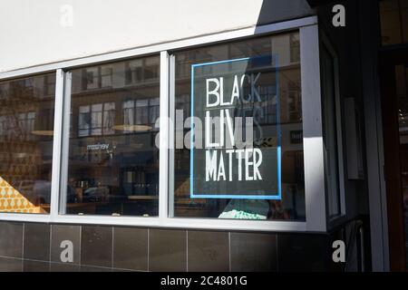 Ein Black Lives Matter Poster wird am Dienstag, 23. Juni 2020, im wiedereröffneten Public Domain Coffee Shop in der Innenstadt von Portland inmitten des anhaltenden BLM-Protests gesehen. Stockfoto