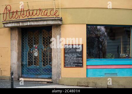 Eingangstür zum Akropolis-Palast, Prag, Tschechische Republik, Osteuropa Stockfoto