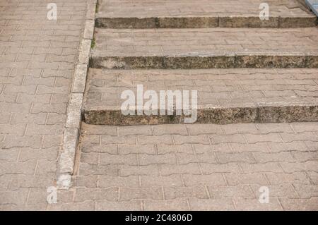 Blick auf Treppen und eine Rollstuhlrampe auf der Straße Tagsüber Stockfoto