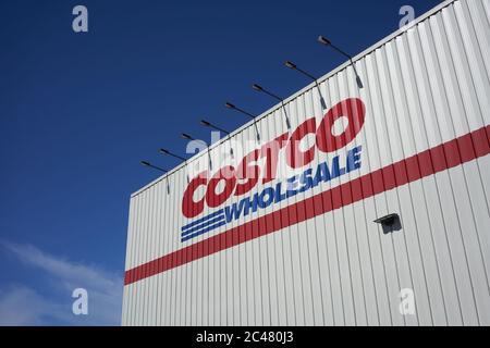 Das Zeichen von Costco Wholesale gesehen in einem Costco Wholesale Store in Tigard, Oregon, am Dienstag, 23. Juni 2020. Stockfoto