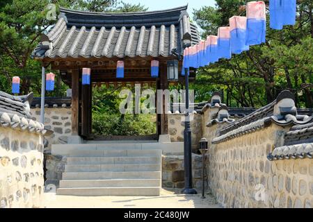 Seoul Südkorea - Namsangol Hanok Dorf mit Laternen Stockfoto