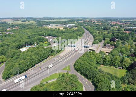 Ein Blick auf die Humber Bridge, in der Nähe von Kingston upon Hull, East Riding of Yorkshire, eine 2.22 Kilometer lange einspannige Straßenhängebrücke, die am 24. Juni 1981 für den Verkehr geöffnet wurde. Stockfoto