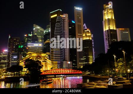 Singapur - Blick auf den Fluss Singapur mit Anderson Bridge und Skyline Stockfoto