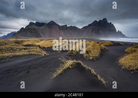 Vestrahorn Berg und schwarzer Sandstrand in stokksnes Halbinsel Island Stockfoto