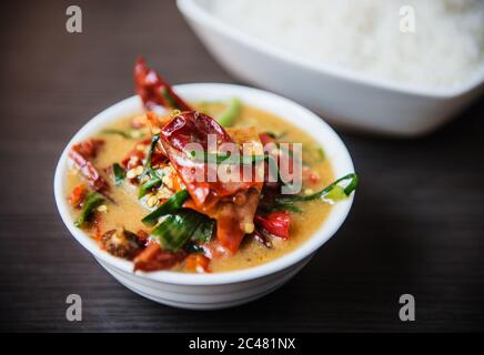 Bhutanese Ema Datsi (Chilischoten mit Käsesauce) Stockfoto