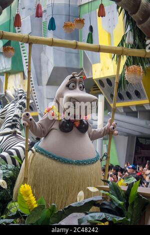 Der Hippopotamus Gloria aus Madagaskar grüßt Touristen in Universal Studios Parade. Ein Themenpark im Resorts World Sentosa Singapur. Stockfoto