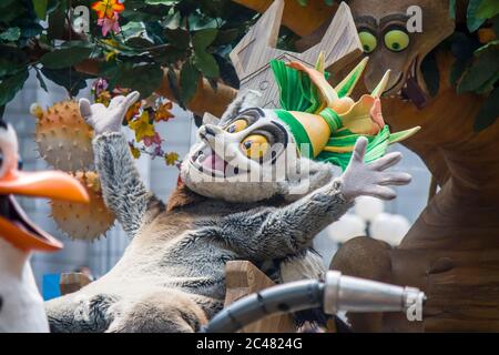 Der König Julien aus Madagaskar grüßt Touristen in der Universal Studios Parade. Ein Themenpark im Resorts World Sentosa Singapur. Stockfoto