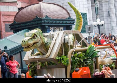 Der Dinosaurier aus Jurassic Park versuchen, Touristen in Universal Studios Parade erschrecken. Ein Themenpark im Resorts World Sentosa Singapur. Stockfoto