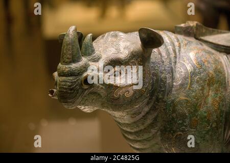 Das Nashorn scharfe chinesische Ritual Bronze oder Keramik Weingefäß in Han-Dynastie im Nationalmuseum von China hergestellt. Es sollte Sumatranashorn sein. Stockfoto