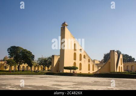 Jantar Mantar, ein astronomischer Beobachtungsort, der im frühen 18. Jahrhundert in Jaipur Indien gebaut wurde; Vrihat samrat yantra (die größte Sonnenuhr der Welt) Stockfoto