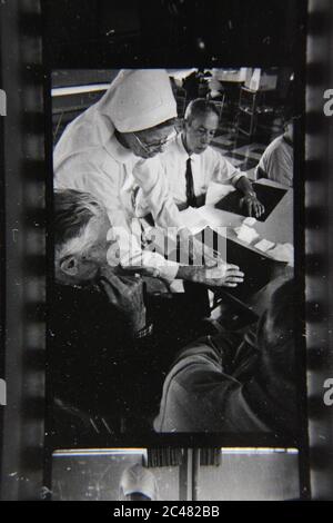 Feine 70er Jahre Vintage Kontaktdruck schwarz-weiß Fotografie von Bewohnern leben in einer langfristigen Pflege. Stockfoto