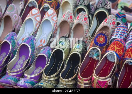 Viele traditionelle indische Schuhe auf der Straße Stand zum Verkauf in Jaipur Indien. Stockfoto
