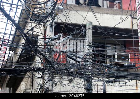 Chaotisch Overhead-Kabel in Chinatown Manila Philippine , versteckte Gefahr 15. Juli 2018, die Netzkabel, Kommunikationskabel, etc. Gehören Stockfoto
