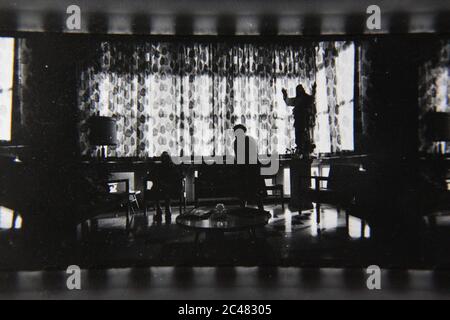 Feine 70er Jahre Vintage Kontaktdruck schwarz-weiß Fotografie von Bewohnern leben in einer langfristigen Pflege. Stockfoto