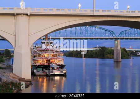 Delta Queen Riverboat & Market Street Bridge, Chattanooga, Tennessee, USA Stockfoto