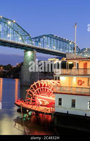 Delta Queen Riverboat & Walnut Street Bridge, Chattanooga, Tennessee, USA Stockfoto