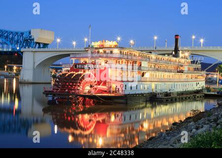 Delta Queen Riverboat & Market Street Bridge, Chattanooga, Tennessee, USA Stockfoto