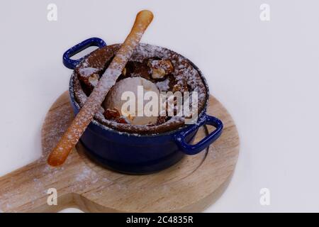 Gebackene Schokolade Fondant Kuchen mit Vanila Eis Stockfoto